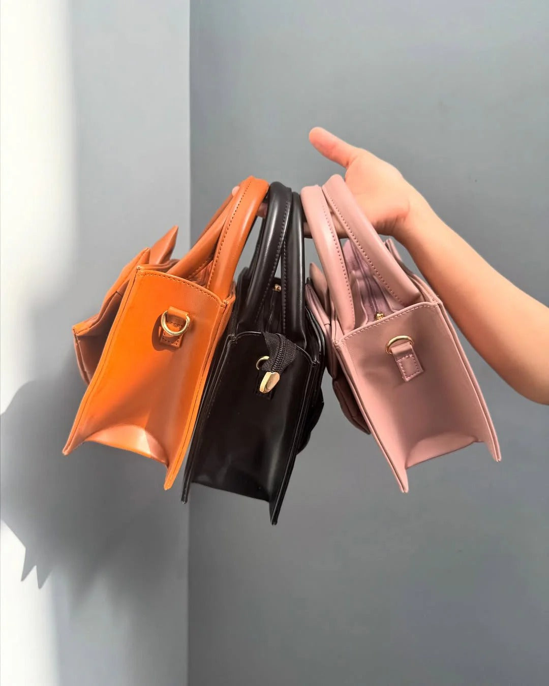 SIGNATURE BOW BAG | Brown